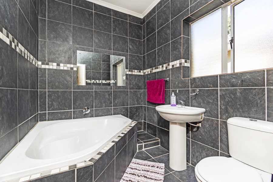 3 Bedroom Property for Sale in Amandelrug Western Cape